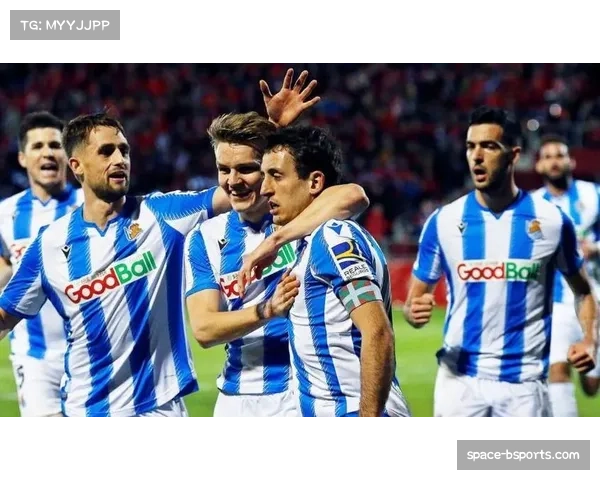 皇家社会主场对阵巴列卡诺，比赛在大雨中进行。